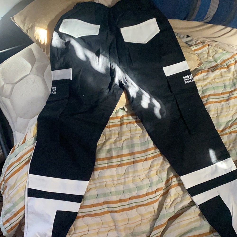 Cargos - Picture 2 of 2